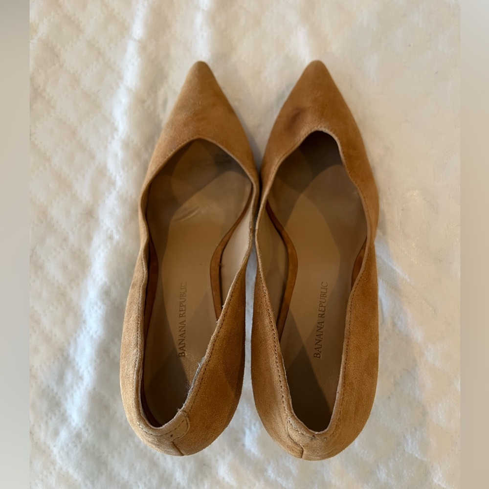 Banana Republic women’s heels, tan suede leather